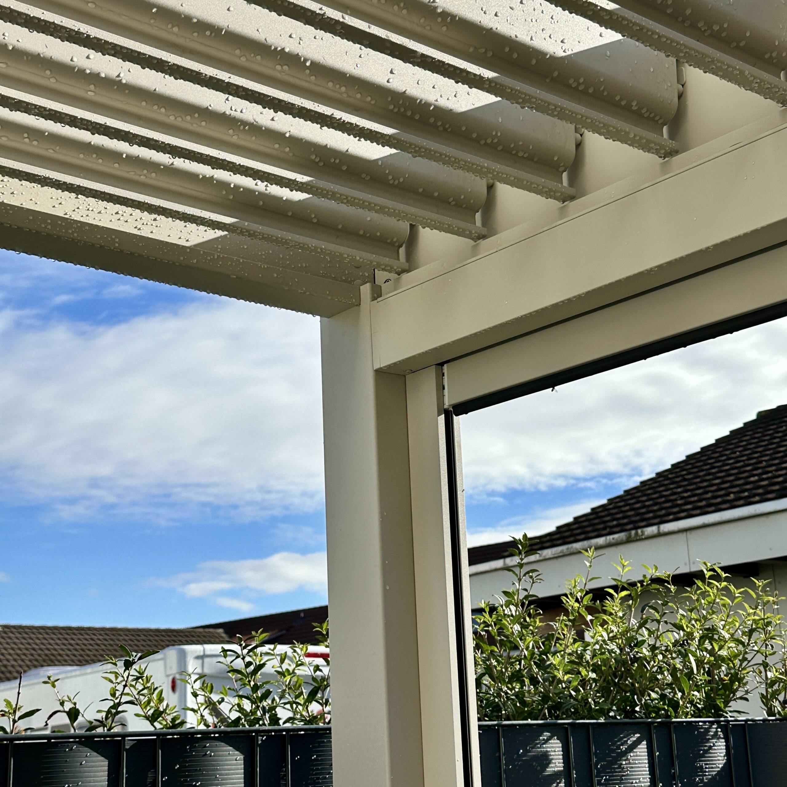 Weide Pergola Deluxe Plus | Voll Aluminium freistehend | 3.6x5.3m | Lamellendach Ivory Sand – Bild 2
