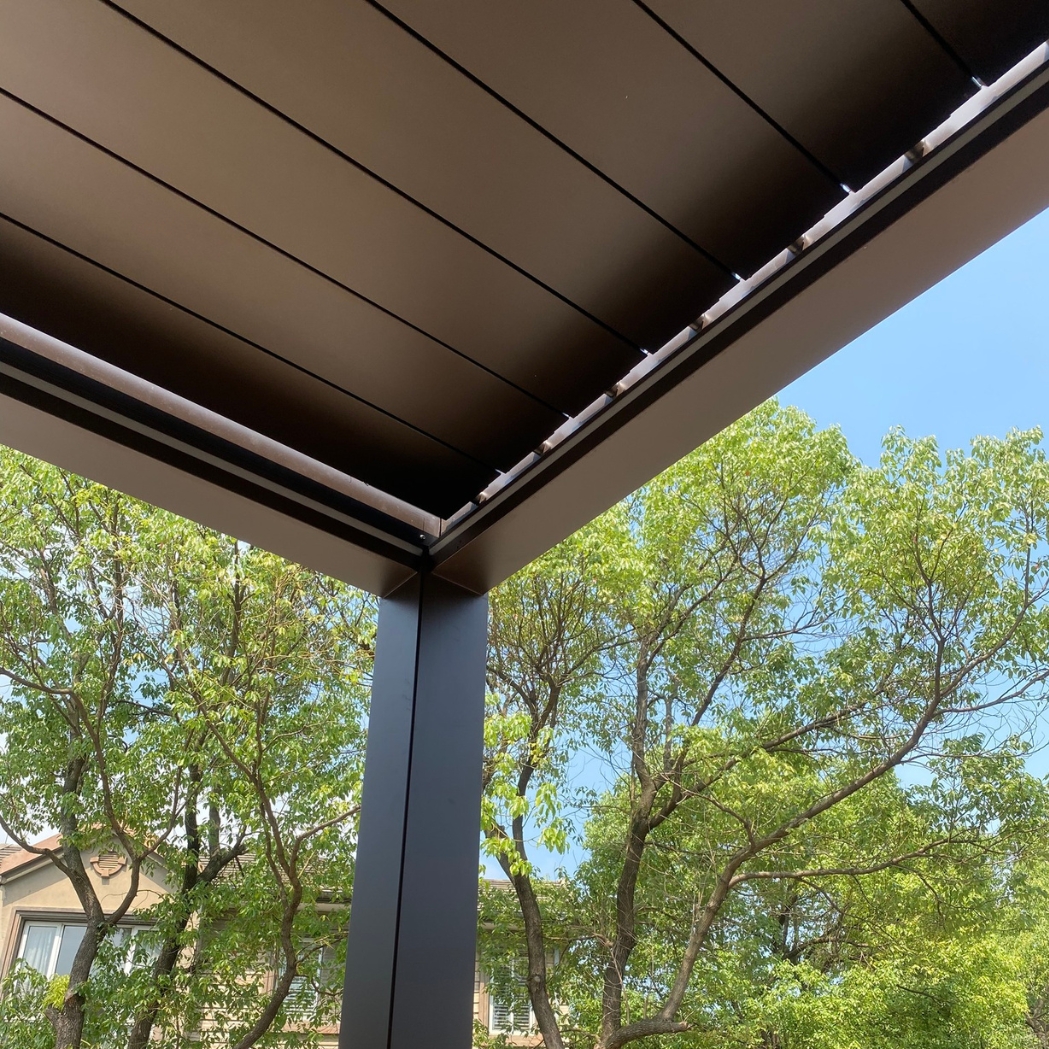 Detailaufnahme der Lamellen einer Ventaris Deluxe Plus Pergola von unten gegen den Himmel